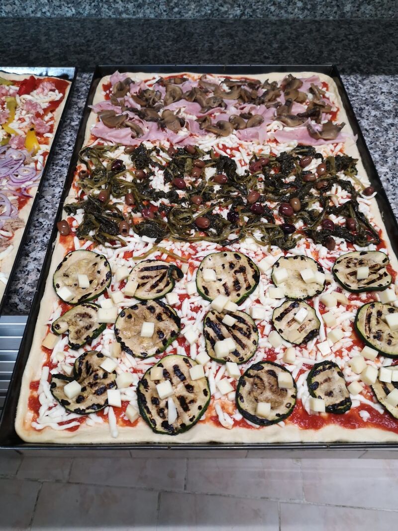 Pizza in teglia a tre gusti