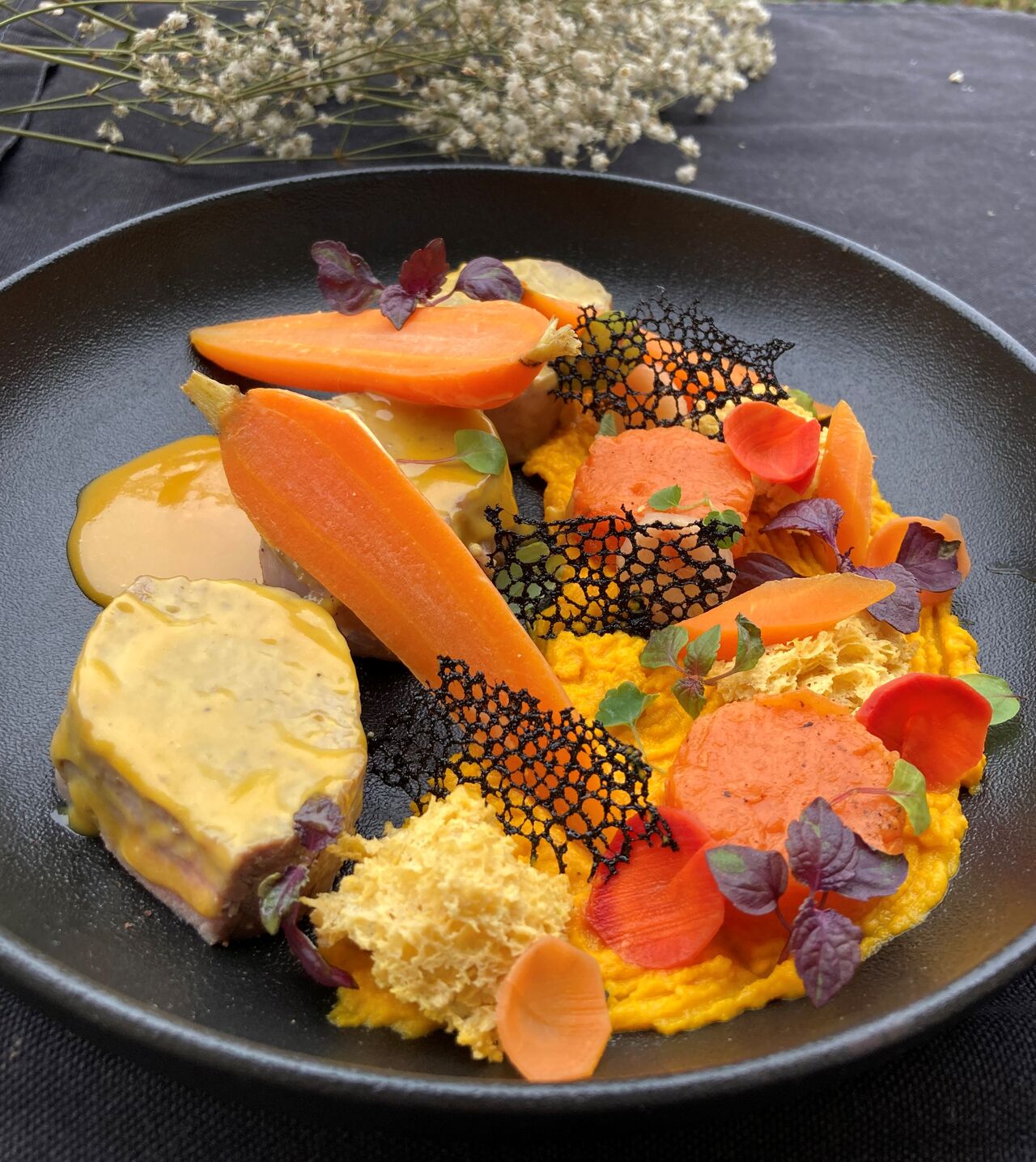 Filet mignon avec une sauce oranges, romarin et Noilly Prat, accompagné de carottes et potimarron.