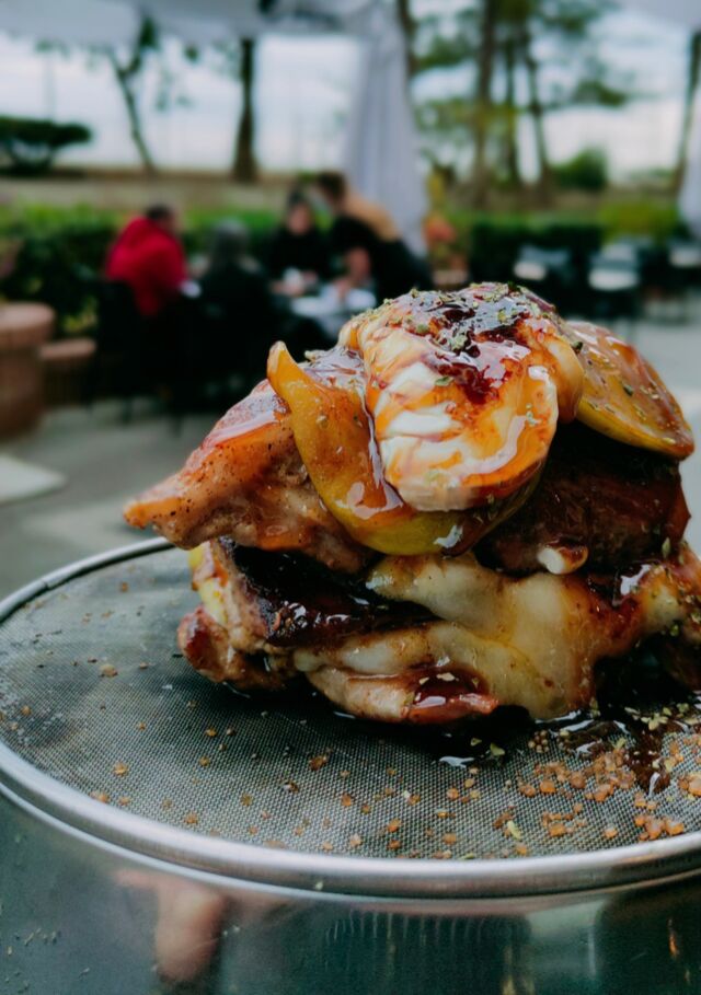 Milhoja de secreto con manzana asada y queso de cabra caramelizado