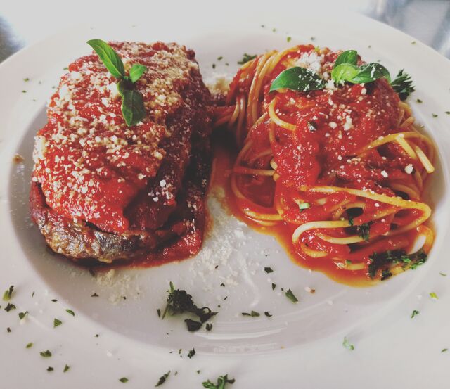 Melanzane Ripiene
Gefüllte Auberginen und Spaghetti mit Tomatensoße