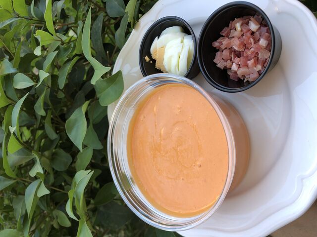 Salmorejo con jamón y huevo duro 