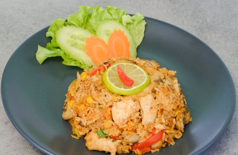 Riz ou nouilles sauté Tom Yam crevettes ou poulet : curry, champignons, tomates, citronnelle 11.90€ TTC / la portion