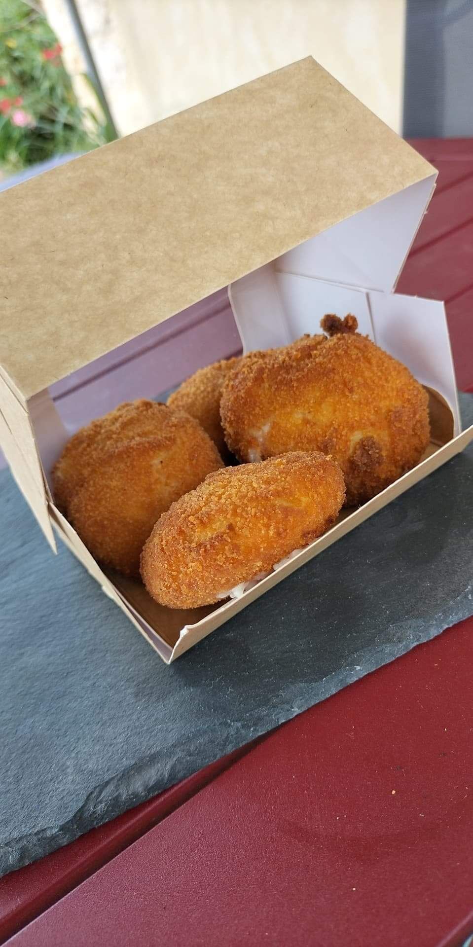Les croquettes de jambon. Spécialité espagnole, ce sont des boulettes au jambon crémeuses et frites. 
