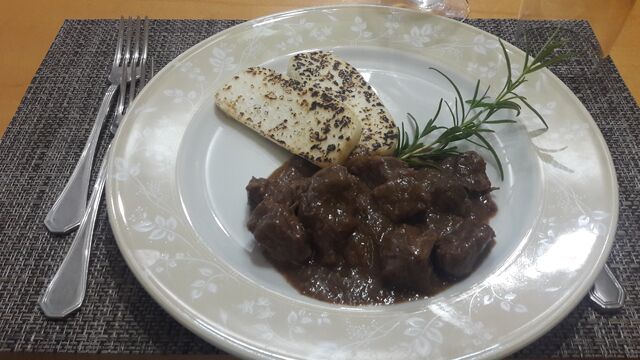 Spezzatino di musso al raboso con polenta abbrustolita