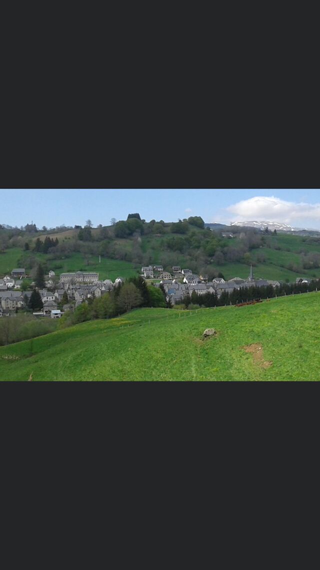 Village d'Egliseneuve d'Entraigues .
