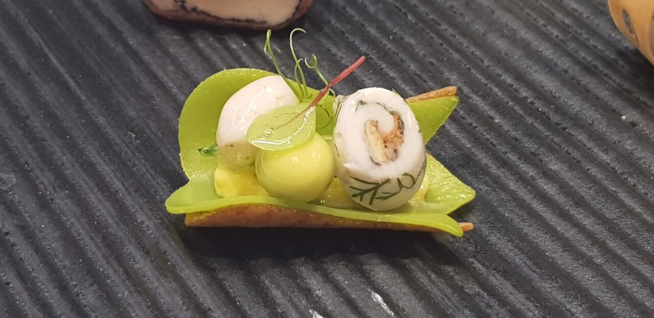 Finger food di Cialdini integrale con filetto di branzino alle cozze e gelee di cetriolo
