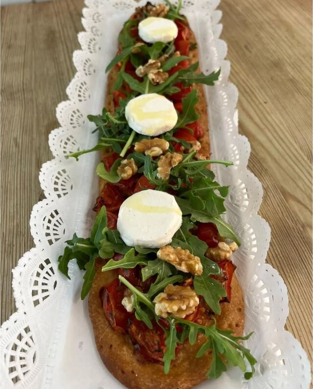 Queso de Cabra, Rúcula, Nueces y Tomate