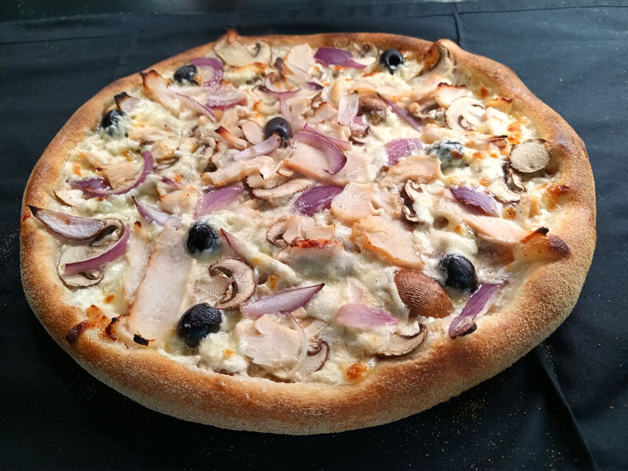 La forestière : base crème mozzarella champignons oignons poulet olives