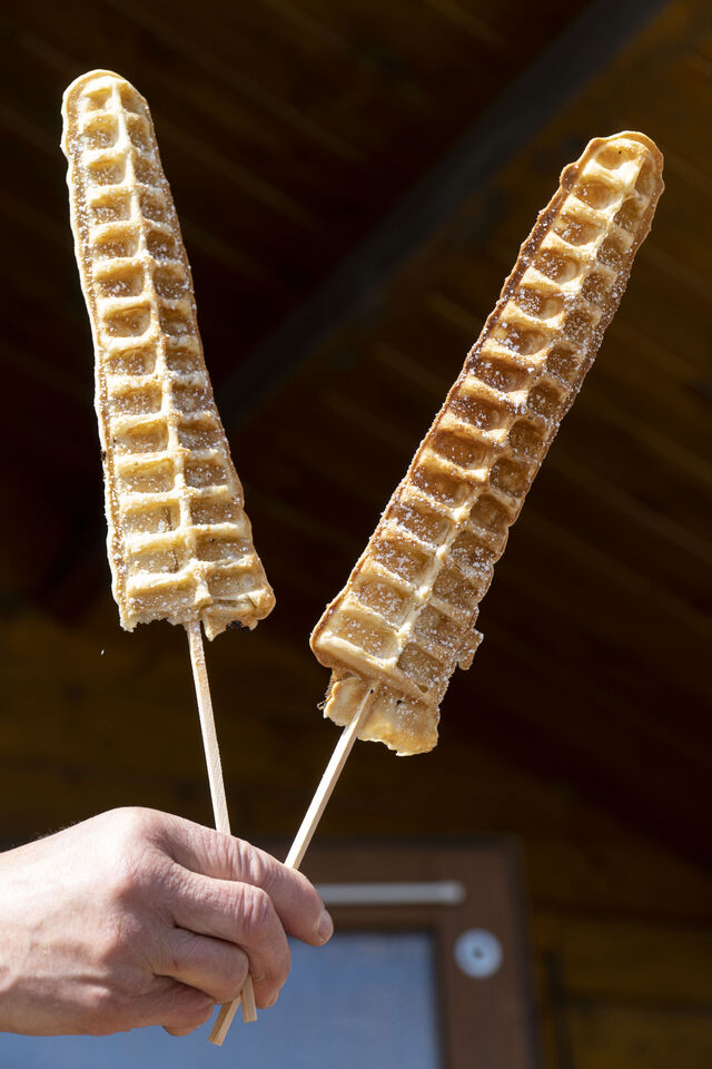 Die berühmtberüchtigten Waffeln am Stiel, auch mit heißen Kirschen ein absoluter Genuss.