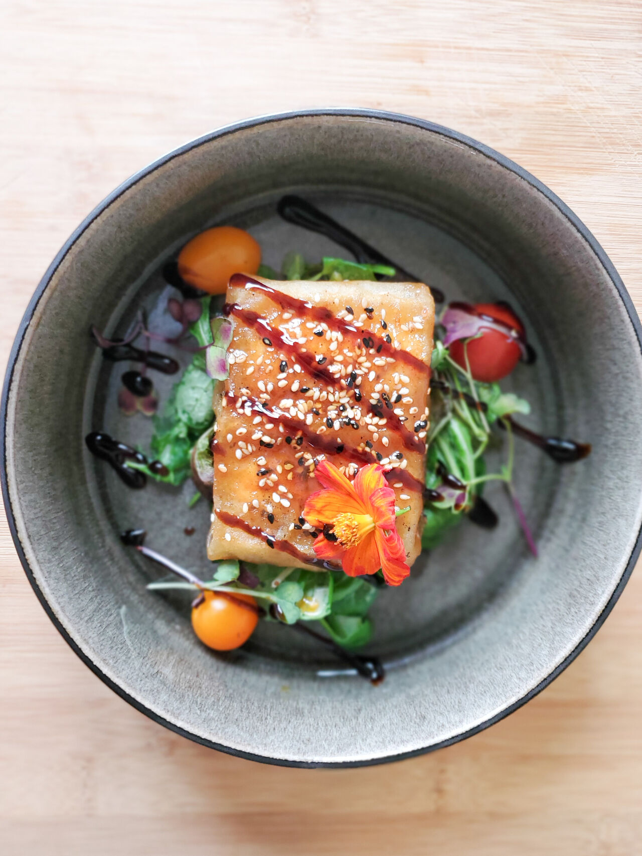 Croustillant de chèvre caramélisé au miel /Trio de sésame / Salade mesclun 7€