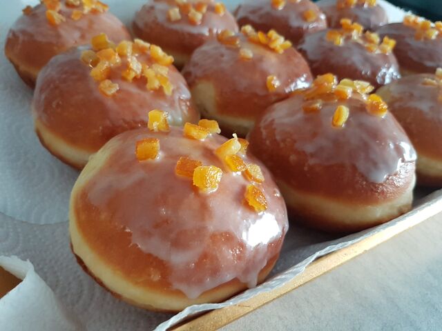 Délicieux beignets traditionnels farcis à la rose