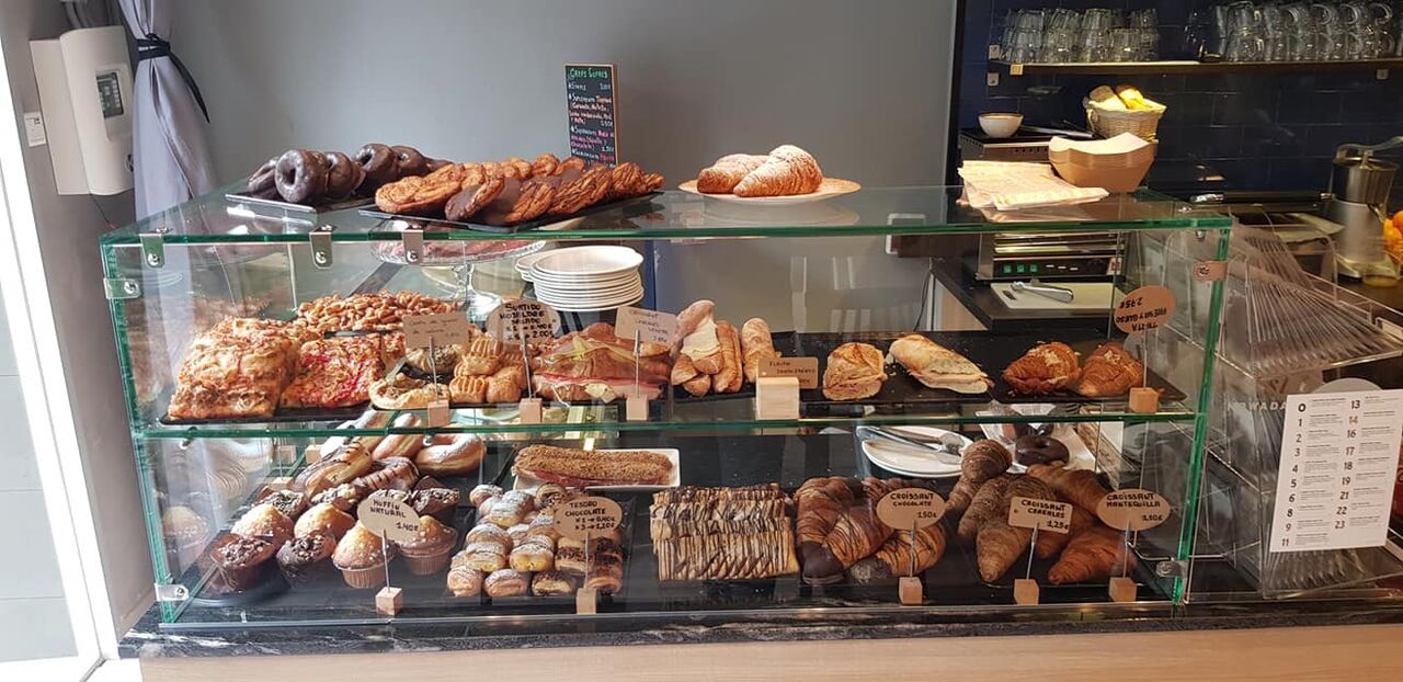 Vitrina con bolleria y bocadillos