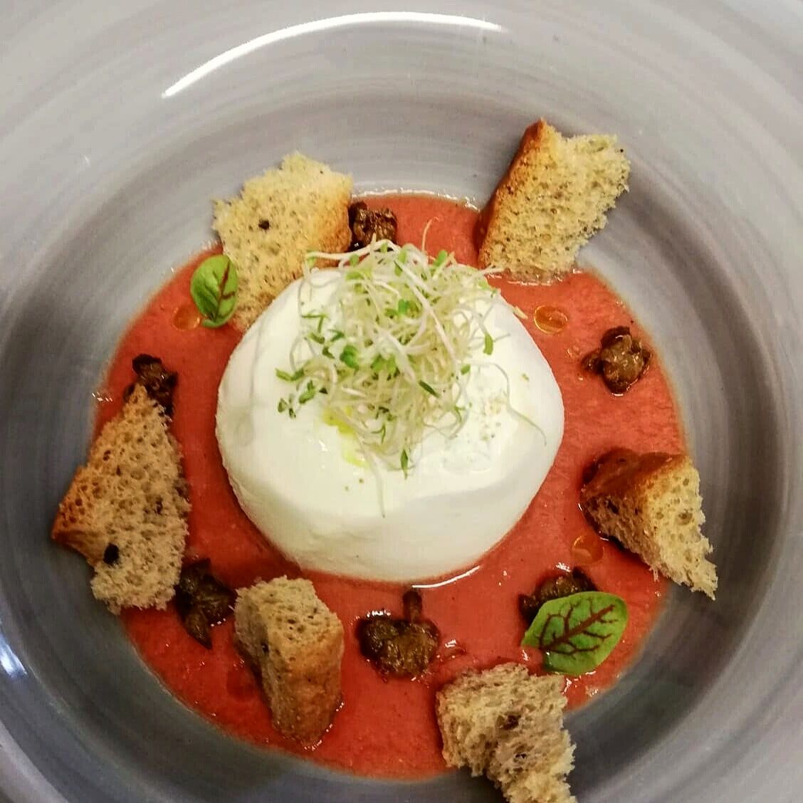 Burratina con gazpacho di pomodoro