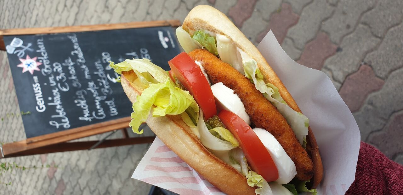 Chicken Burger mit Tomate, Mozzarella und Pesto