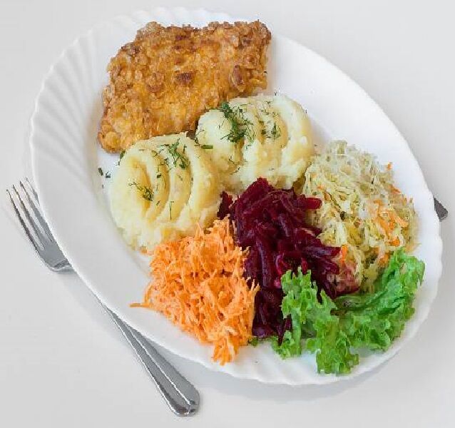 Filet z kurczaka w płatkach kukurydzianych z ziemniakami i surówkami