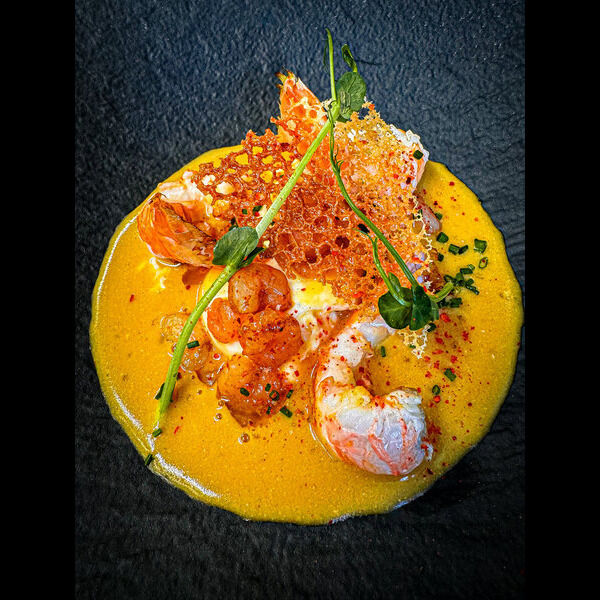 Oeuf poché aux langoustines, petites crevettes et son fumet de langoustines