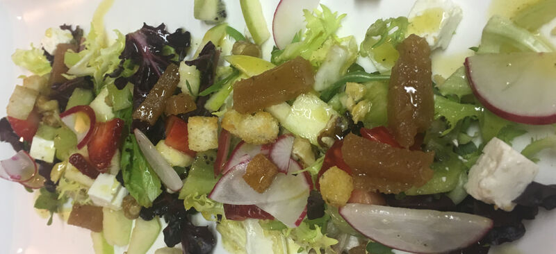Ensalada de frutas, queso feta y membrillo