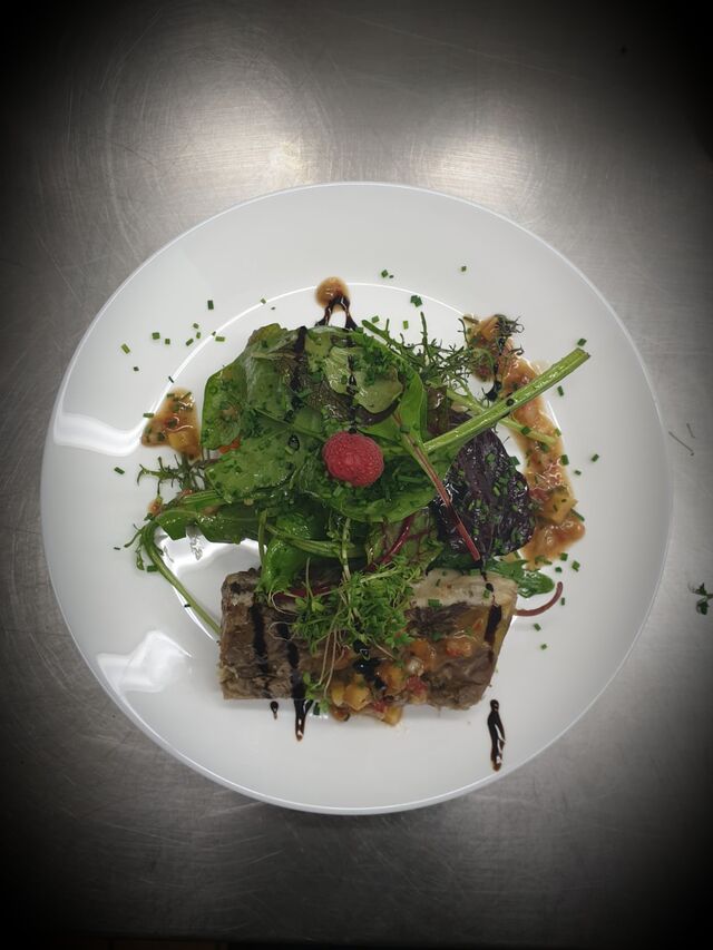 Wildkräutersalat mit Wildsülze, gebratenen Kartoffelwürfeln und Tomaten-Zwielvinaigrette