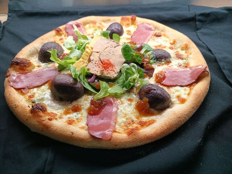 LA GERSOISE: Mozzarella, figues, magret de canard, foie gras, persillade magret séché, oigons confits, 15€