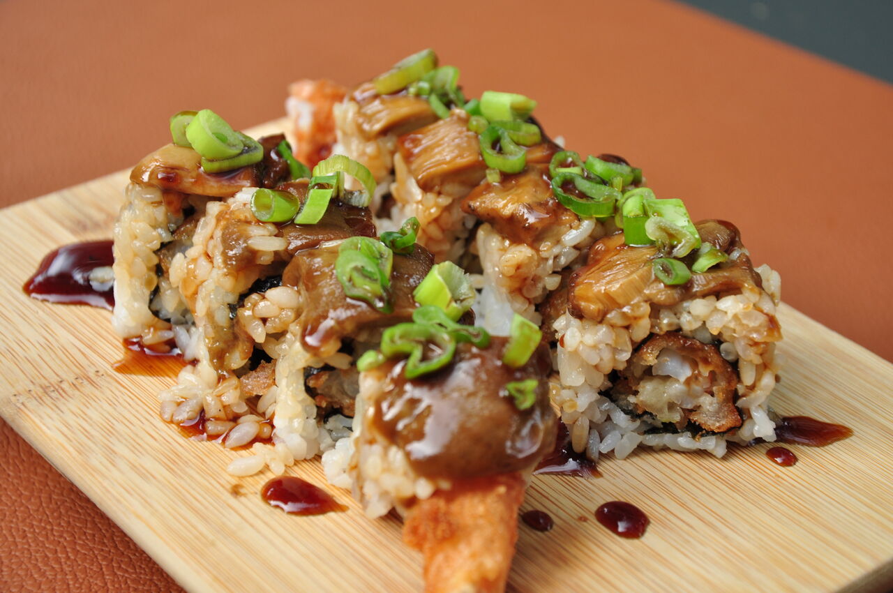 Uramaki di gambero fritto, maionese alla soia e porcini marinati in salsa teriaki 