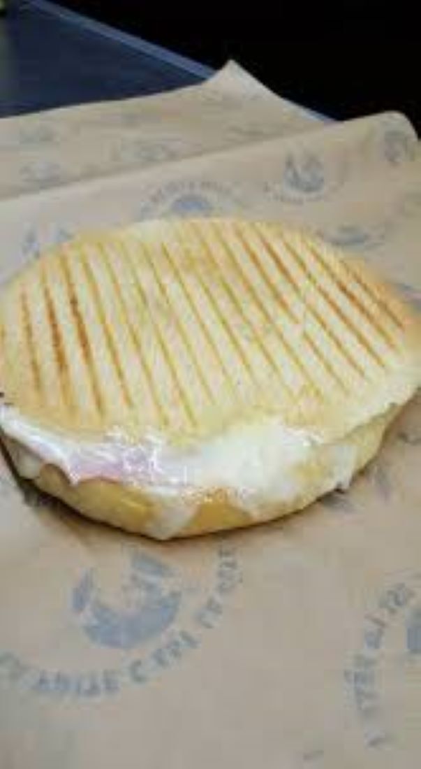 LA STEAK GRATINEE
faluche toastée +steak frais + sauce au choix +oignons frits +emmental +
cheddar.
PRIX : 7.50€
