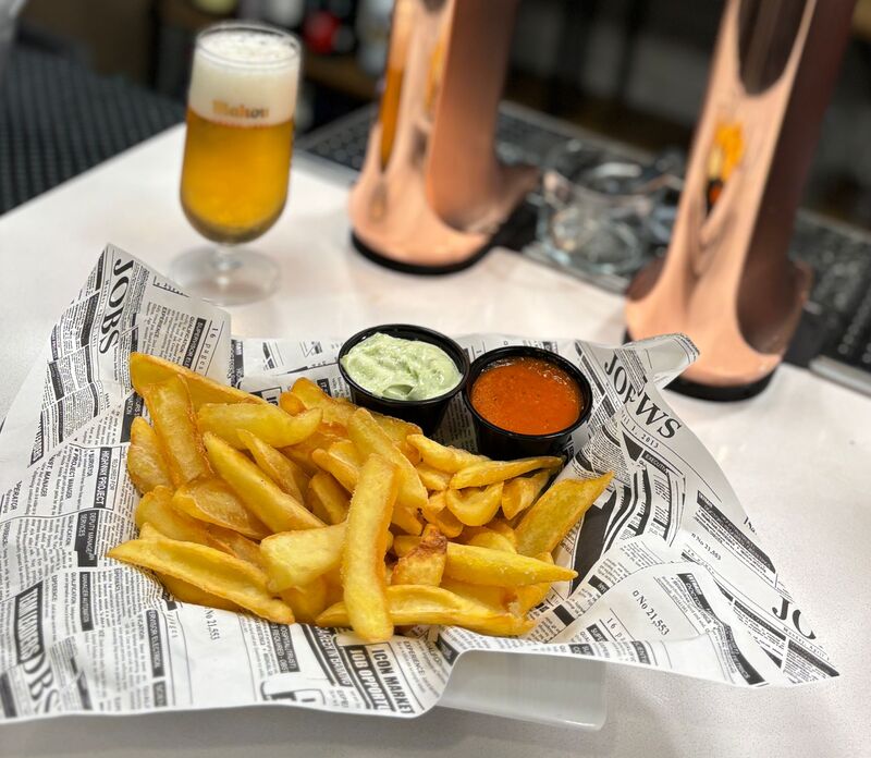 Patatas dos salsas (alioli y picante)