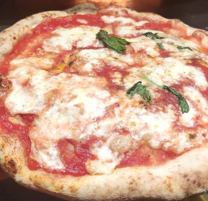 È la pizza che arriva dai nostri antenati, la classica napoletana che il piatto non riesce a mantenere... solo con aggiunta un p