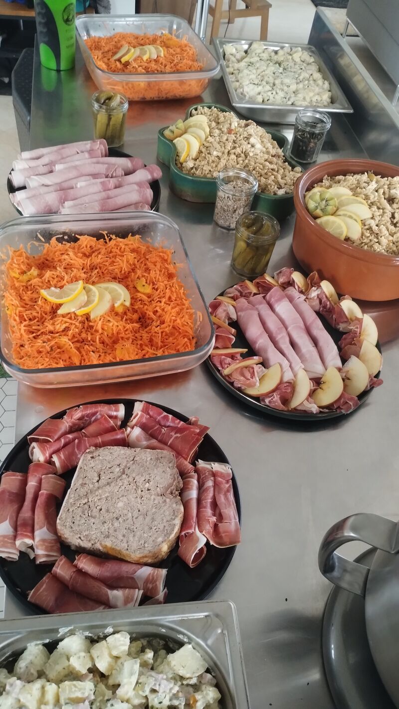 assortiment de 3 salades et plateaux de charcuterie