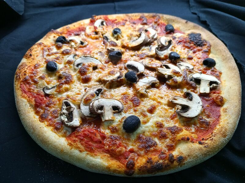 LA REINE: Mozzarella, jambon blanc, champignons, olives