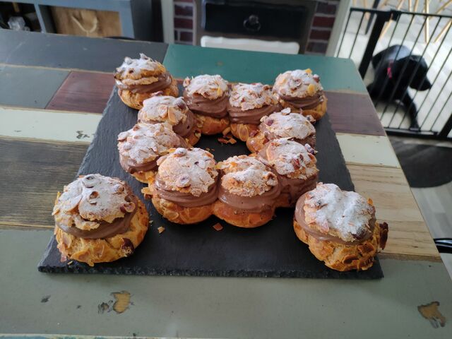 Paris-Ghana (Couronne de choux : crème pâtissière au chocolat, coeur coulant praliné noisette/amande)