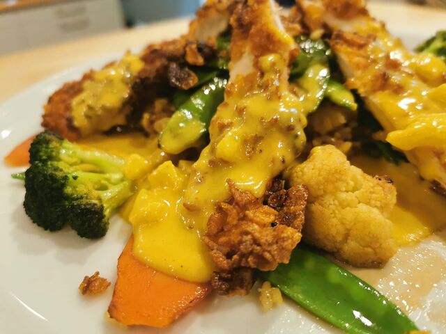 Hähnchenbrustfilet in Kornflakesmantel mit Ananascurrysoße, Reis und Gemüse 