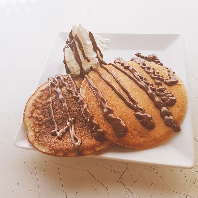 Desayuno fit..Tortitas de avena con suave crema chantilly y sirope de chocolate..