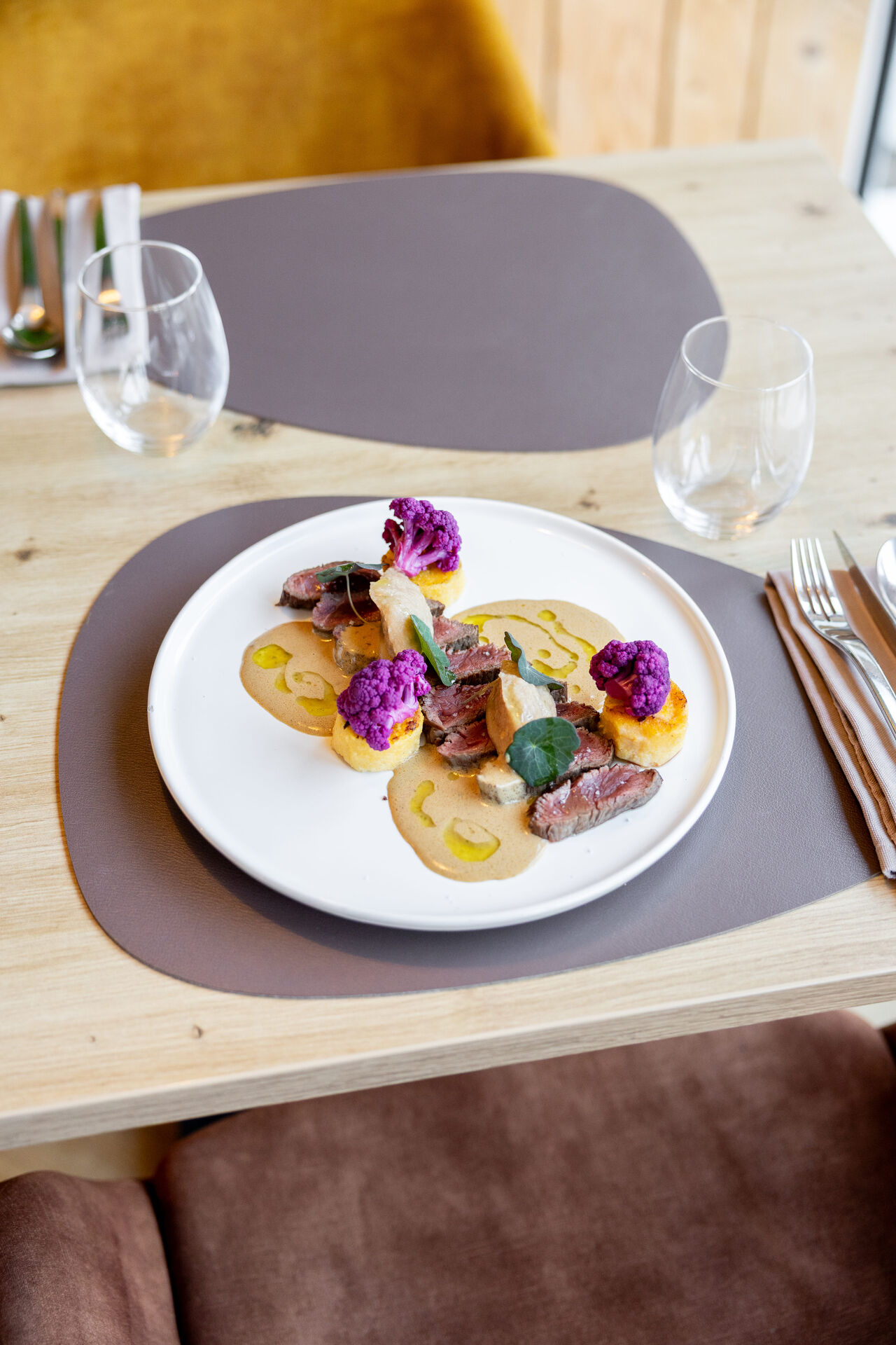Le boeuf en tataki dans le rumsteak, Polenta, Chou-fleur, Sauce Albuféra