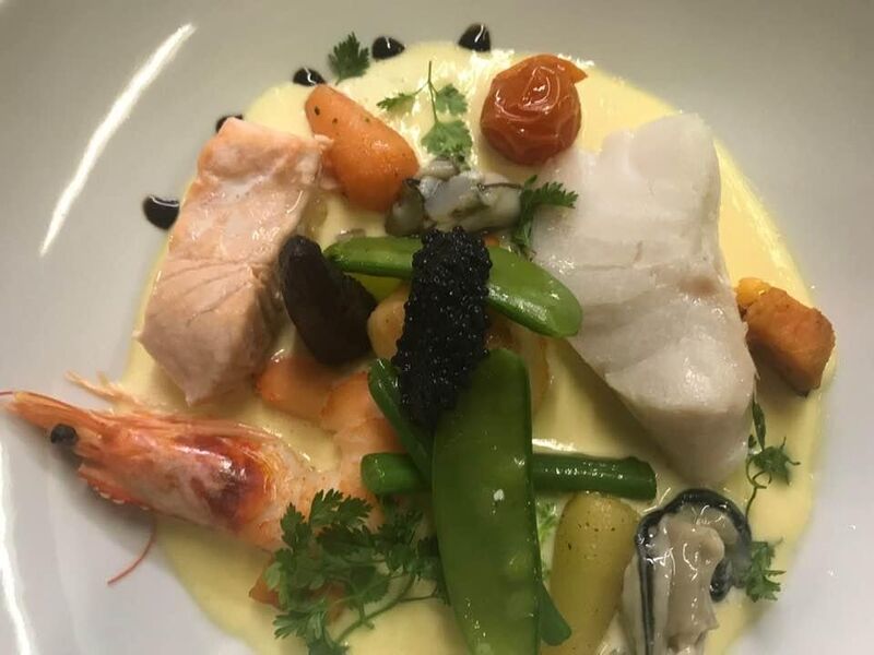 Nage de poisson et fruits mer au safran