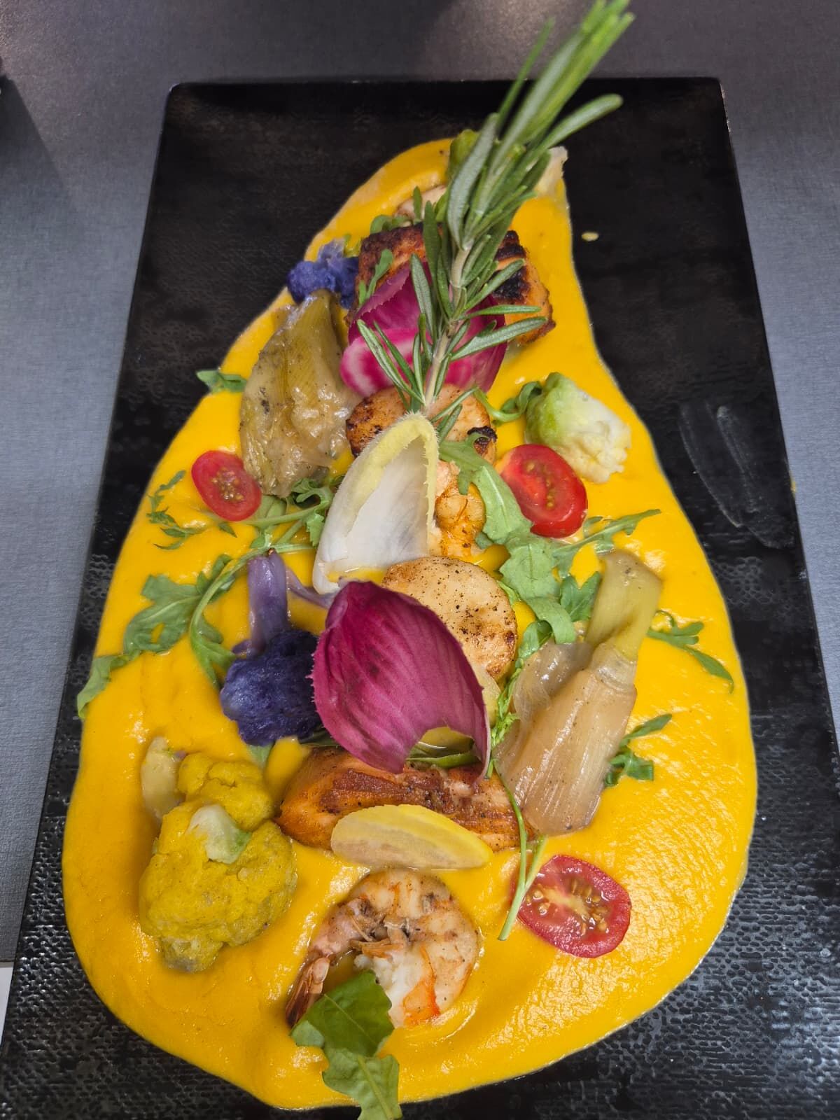 Trilogie de la mer, Saint-Jacques, saumon, gambas, velouté de butternut, chou-fleurs de couleurs et poireaux