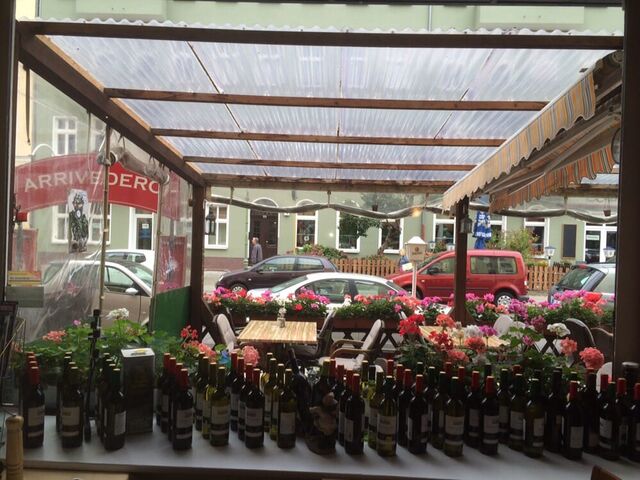 Unser großzügiger Biergarten ist im Sommer wie auch im Winter vor Regen und zu starker Sonneneinstrahlung bei Bedarf geschützt