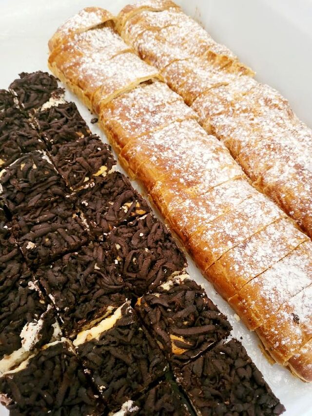 Strouhaný tvarohový koláč a jablečný štrůdl