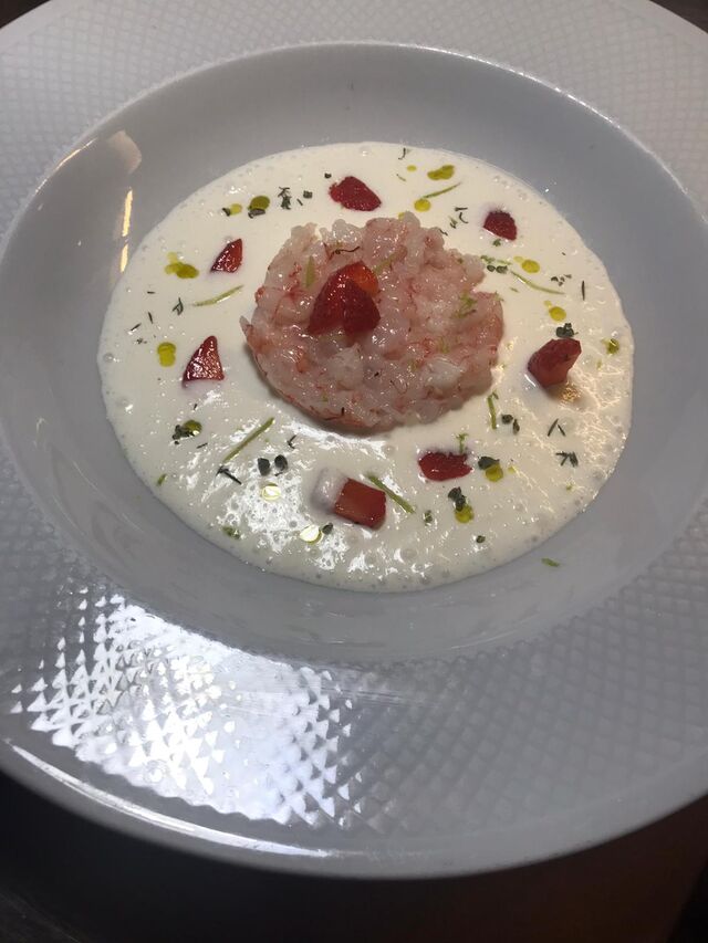 Tartare di gambero rosso di Mazara su crema di fior di latte fragole timo maggiorana e lime 