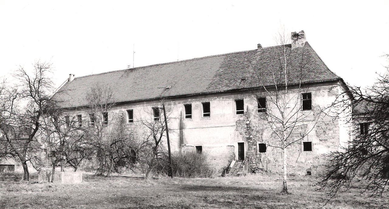 Bývalý správní úřad kolem roku 1990