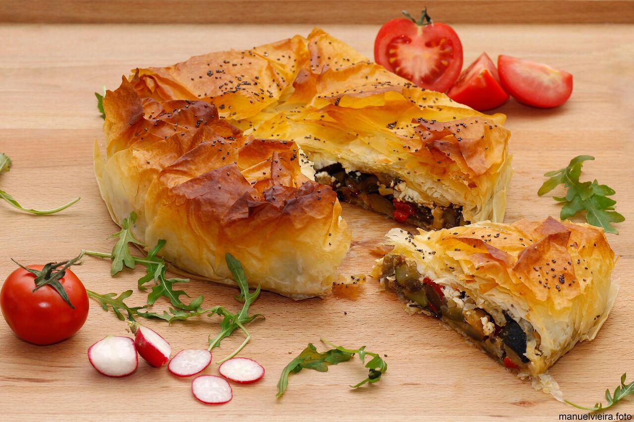 Tarte Folhada de Vegetais Assados e Queijo Feta