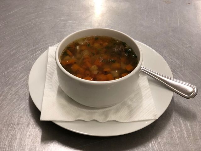 Hovězí vývar s masem a nudlemi