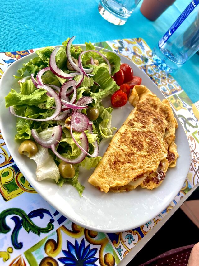 Plato combinado de tortilla francesa y ensalada 