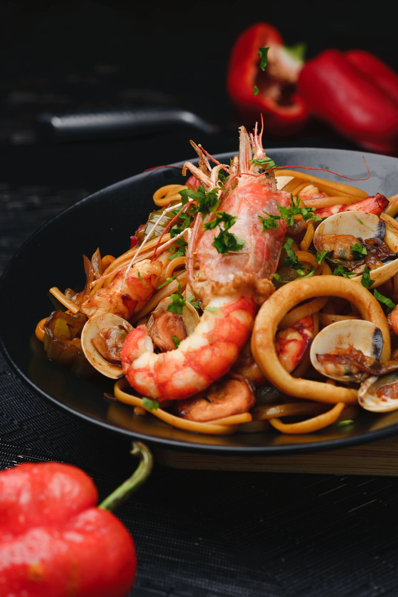 Tallarines salteados al Wok con frutos del mar y verduras