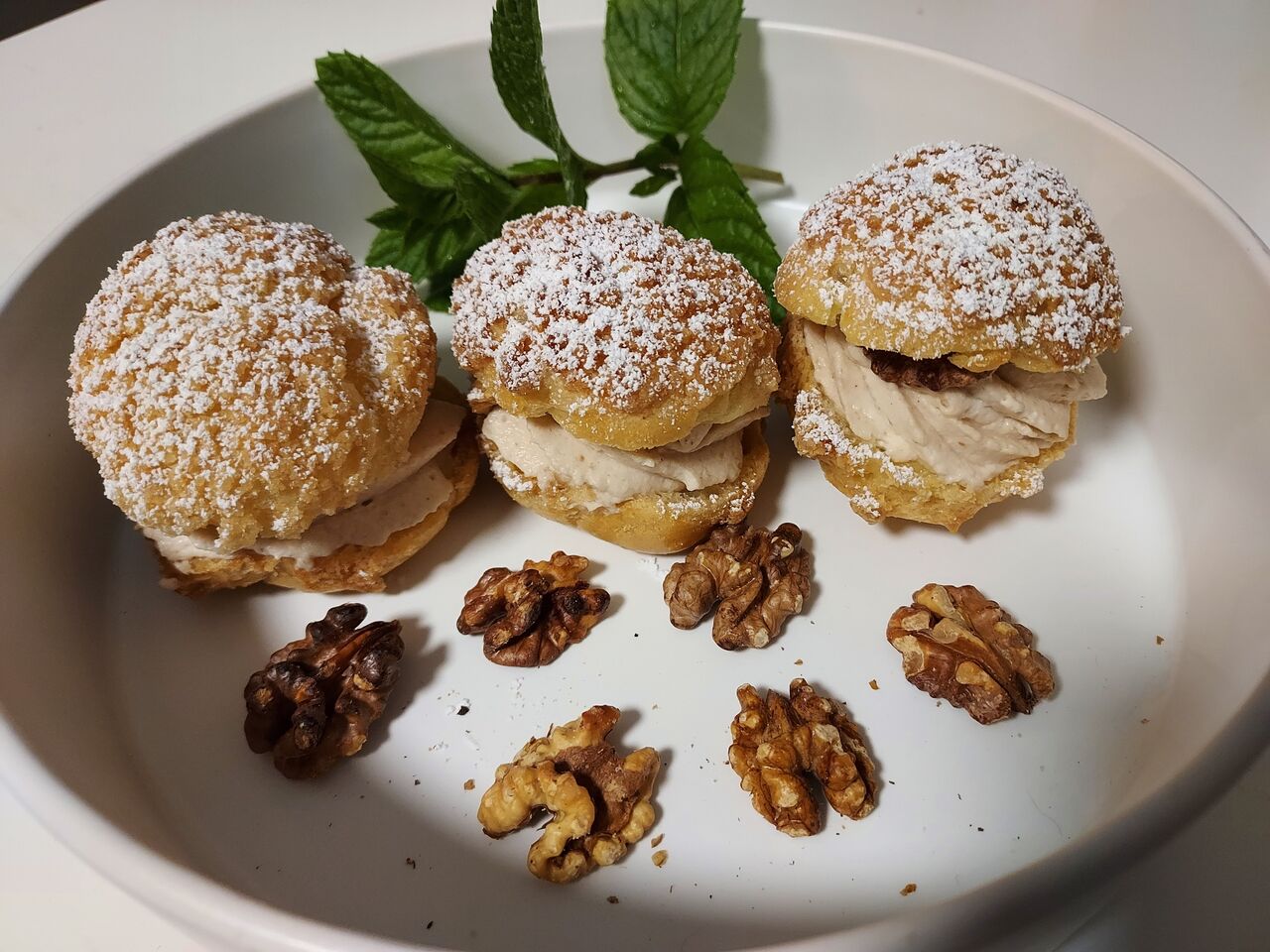 choux avec craquelin , mousse de marron et cerneaux de noix