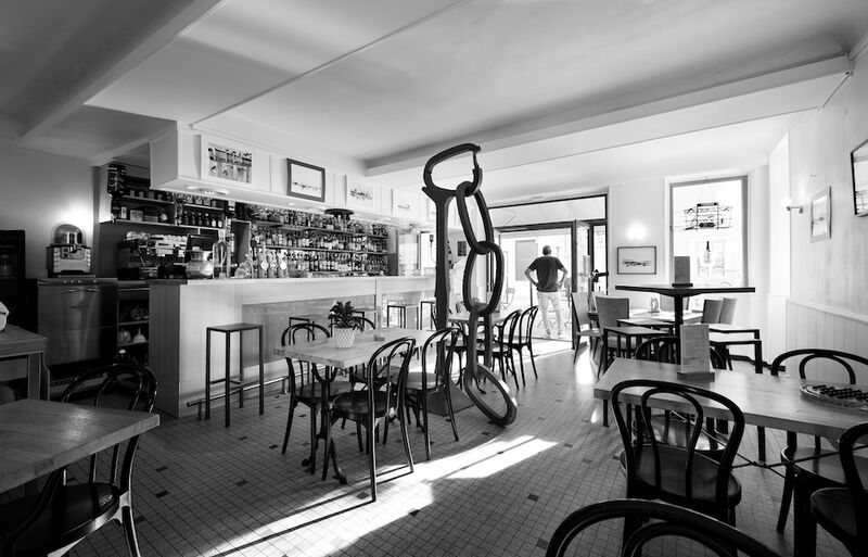 Mise en place terminée ! Gérard prêt à accueillir.