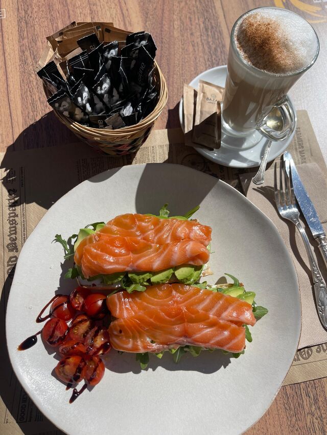 Tostada con salmon, aguacate, rucula y tomate 6.50€ (1ud)