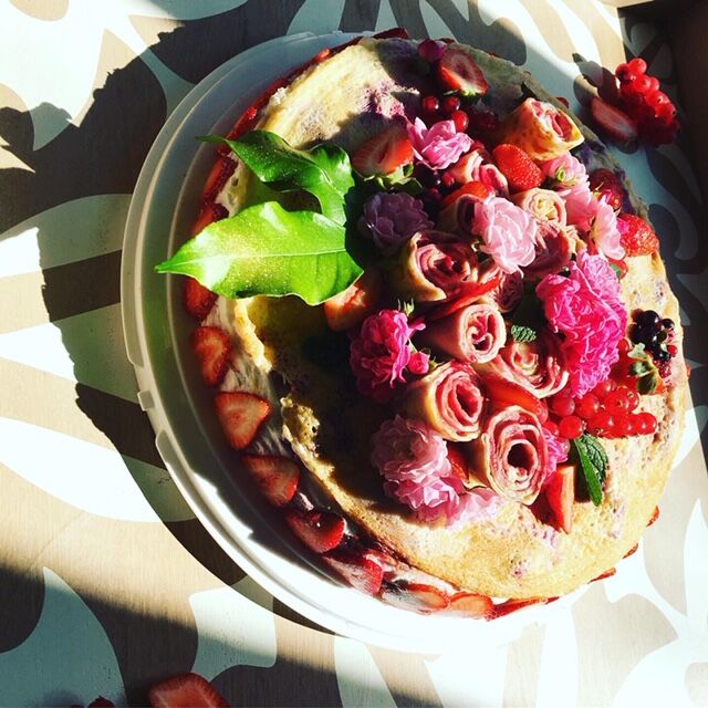 Gâteau de mille feuilles de crêpes aux fraises avec une déco naturelle