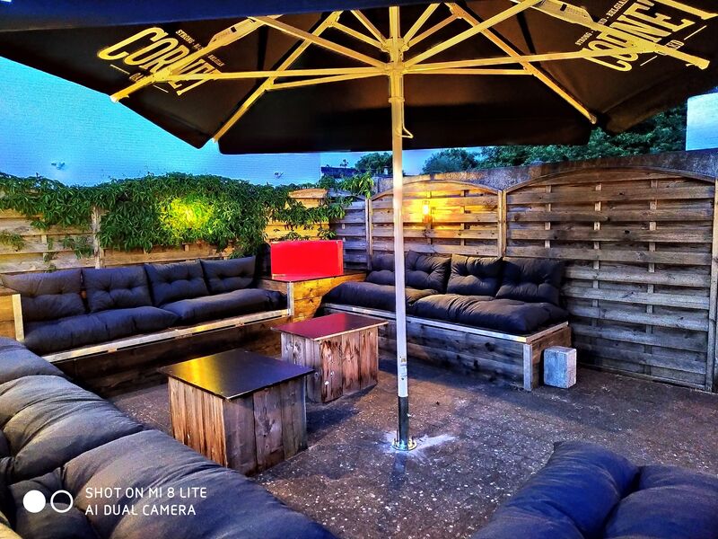 Nieuw Lounge gedeelte op vernieuwd voor terras 