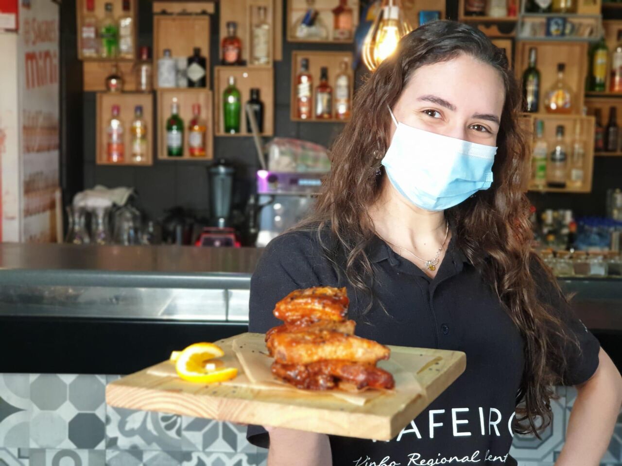 Foco na simpatia, disponibilidade, descontração e hospitalidade 