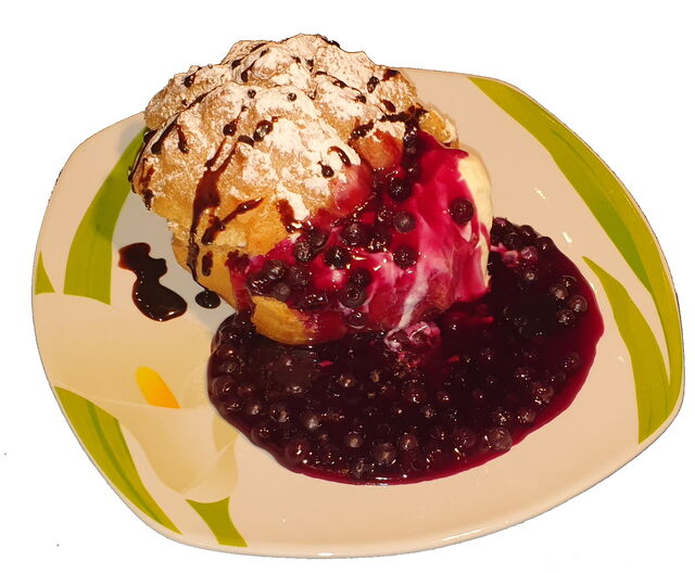 Windbeutel mit köstlicher Himbeer oder Kirschsauce